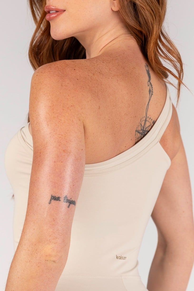 Macaquinho Assimétrico Ombro Só com Alça Larga (Off-White) | Ref: K4643-B - Imagem 6