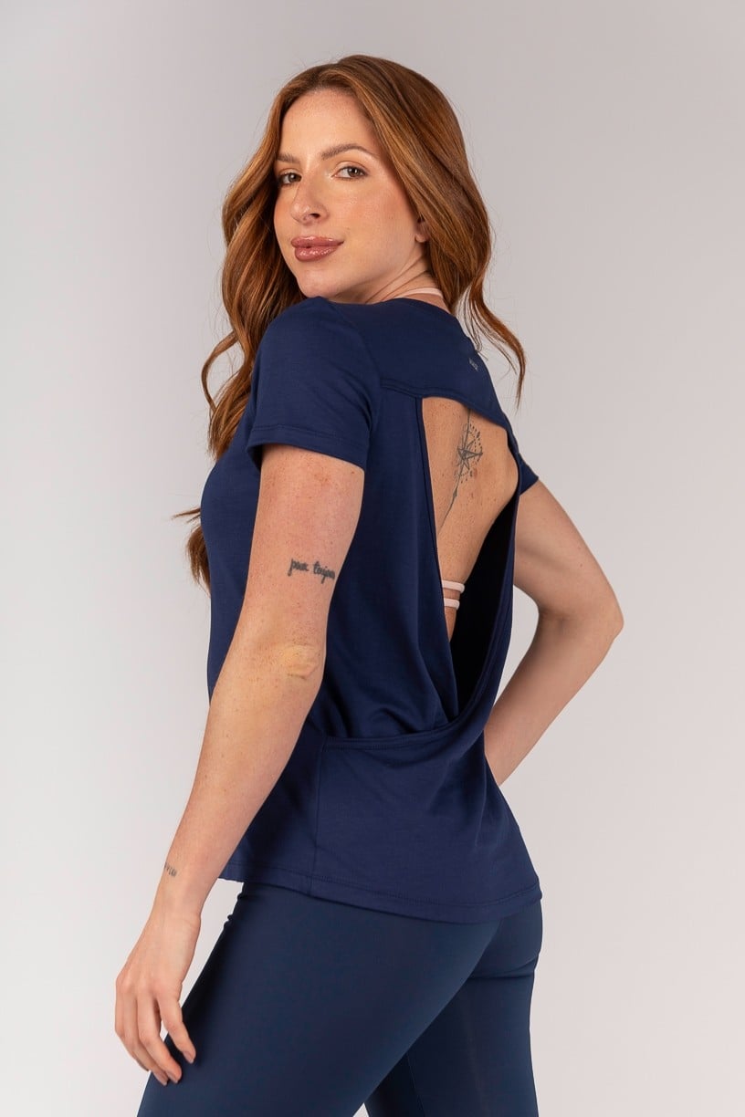Camiseta com Abertura nas Costas (Azul Marinho) | Ref: K4675-B - Imagem 2